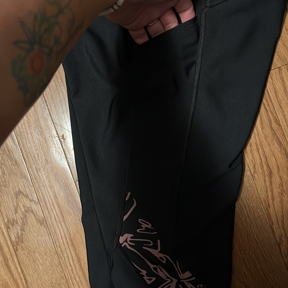 Under Armor Compression Capri Length Leggings - image 3